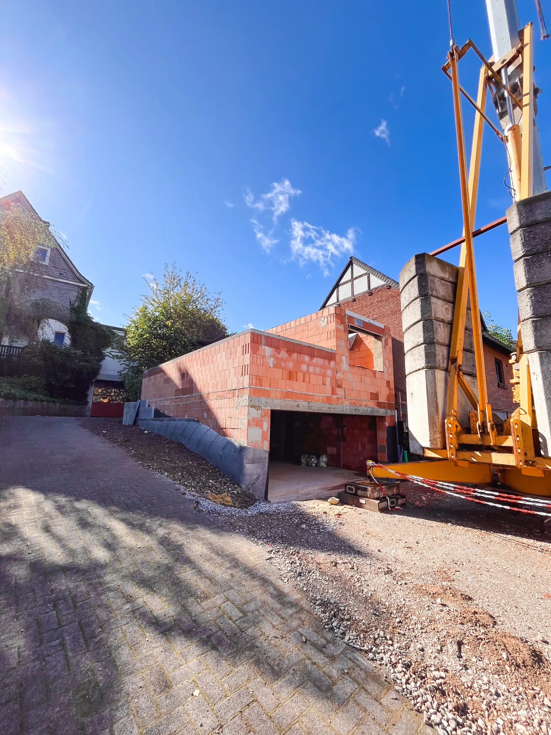 Anbau in Rohbauphase mit Kran in Helmighausen, Mauerwerk Dülme Bau