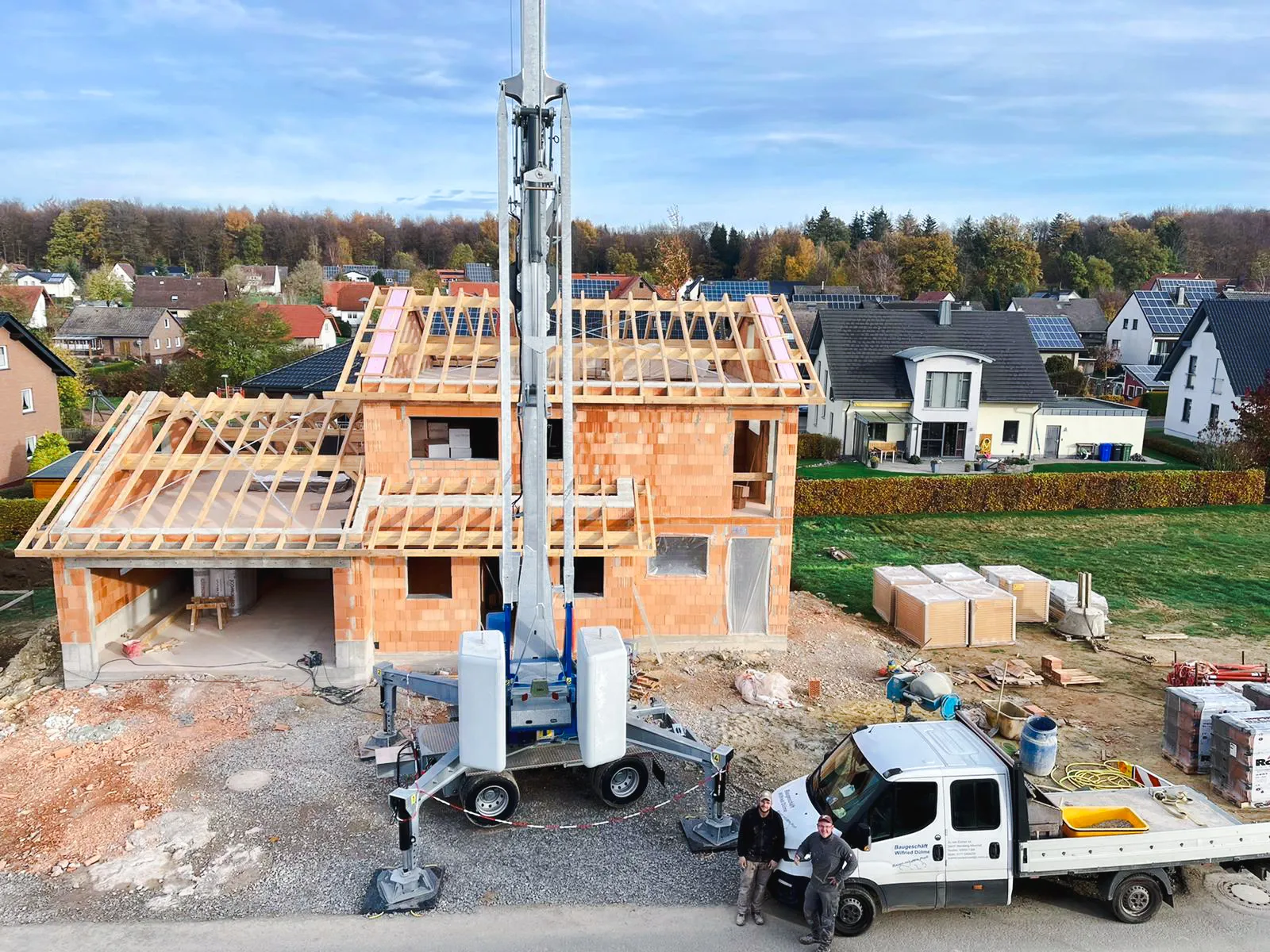 Rohbau Einfamilienhaus mit Dachstuhl und Kran in Meerhof, Luftaufnahme Dülme Bau