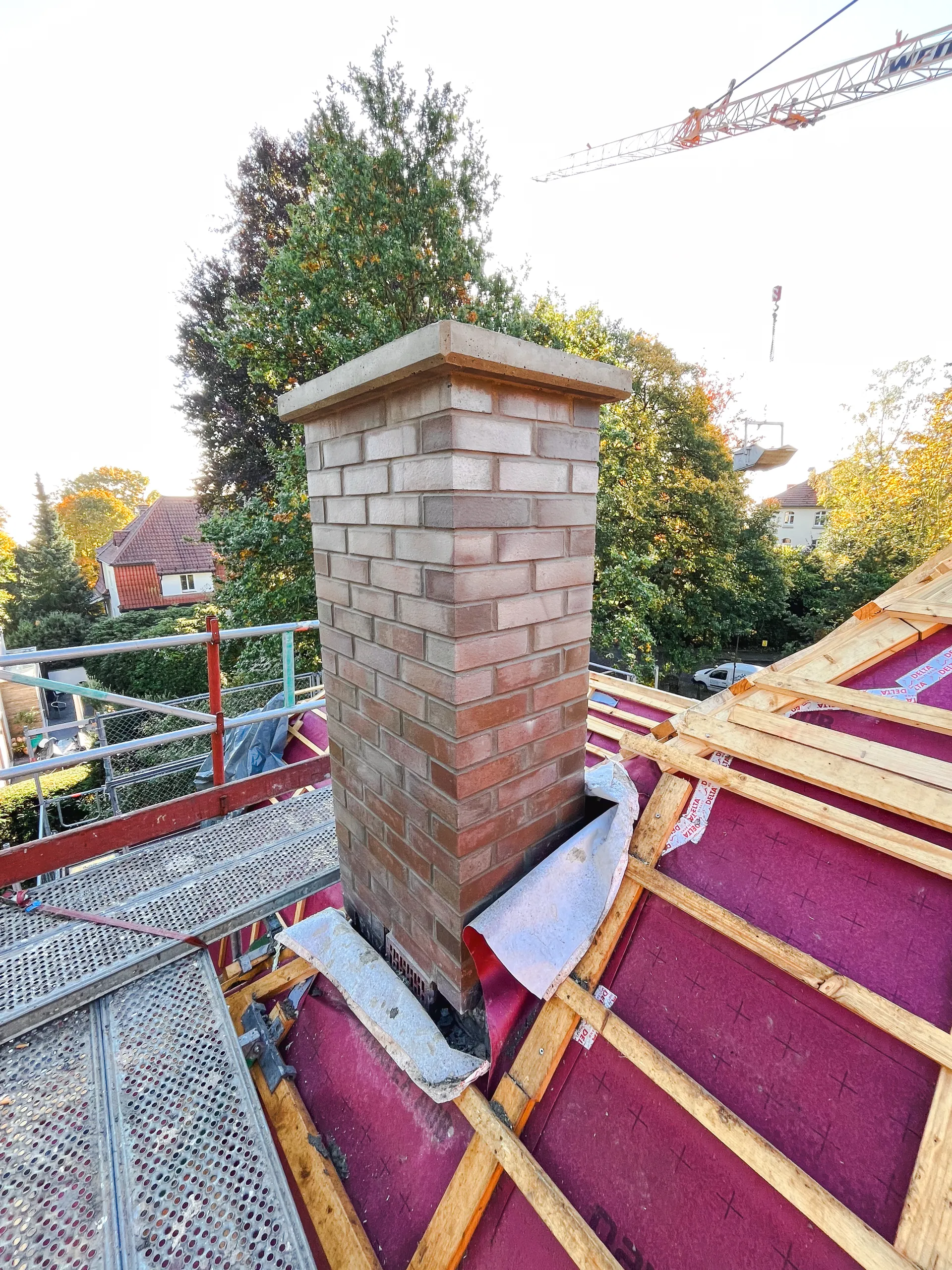 Fertiger Schornsteinkopf aus Klinker auf Neubau Dach, Maurerarbeiten Dülme Bau Marsberg