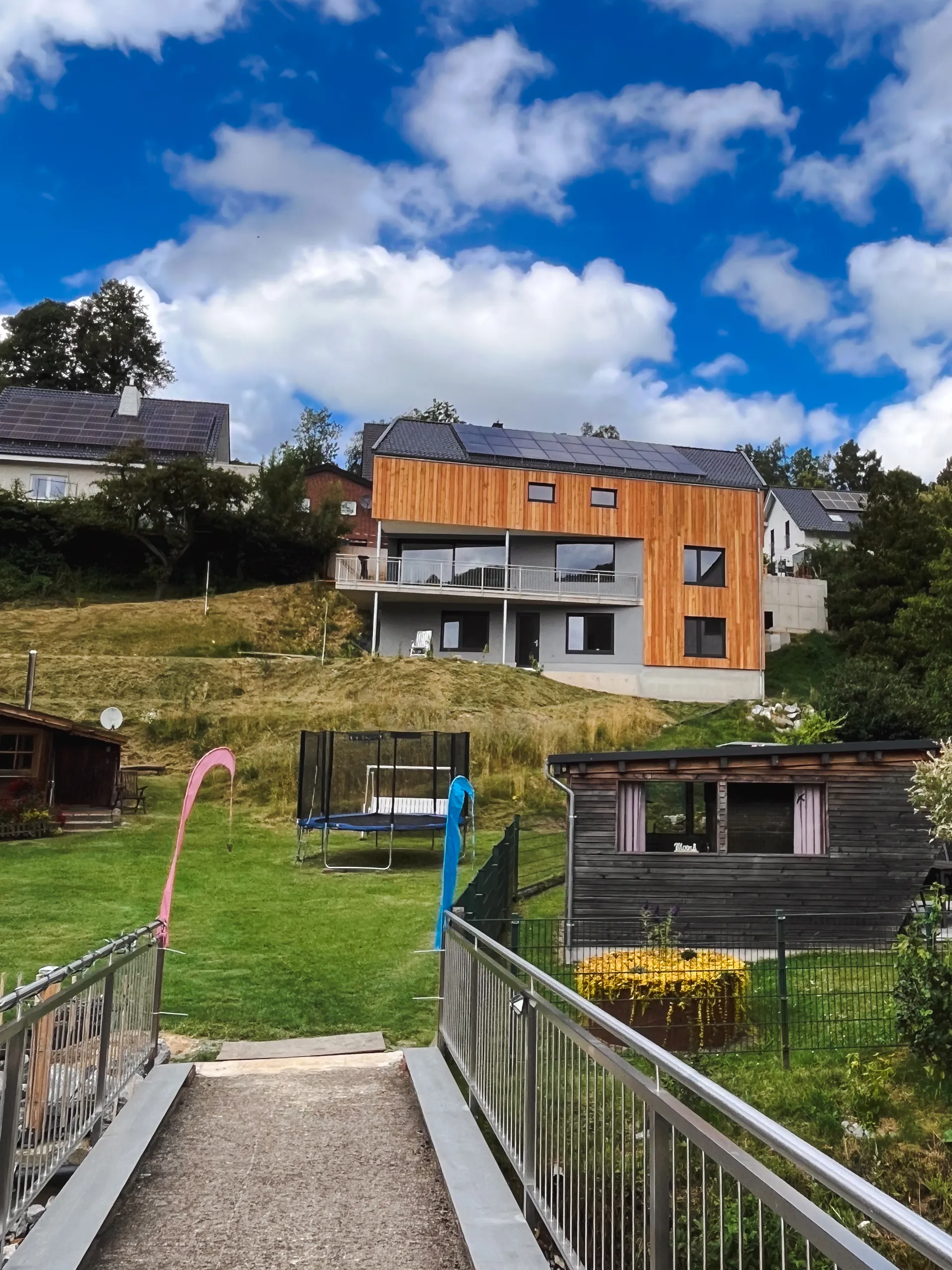 Fertiggestelltes Einfamilienhaus mit Holzfassade in Altenbeken, gebaut von Dülme Bau GmbH