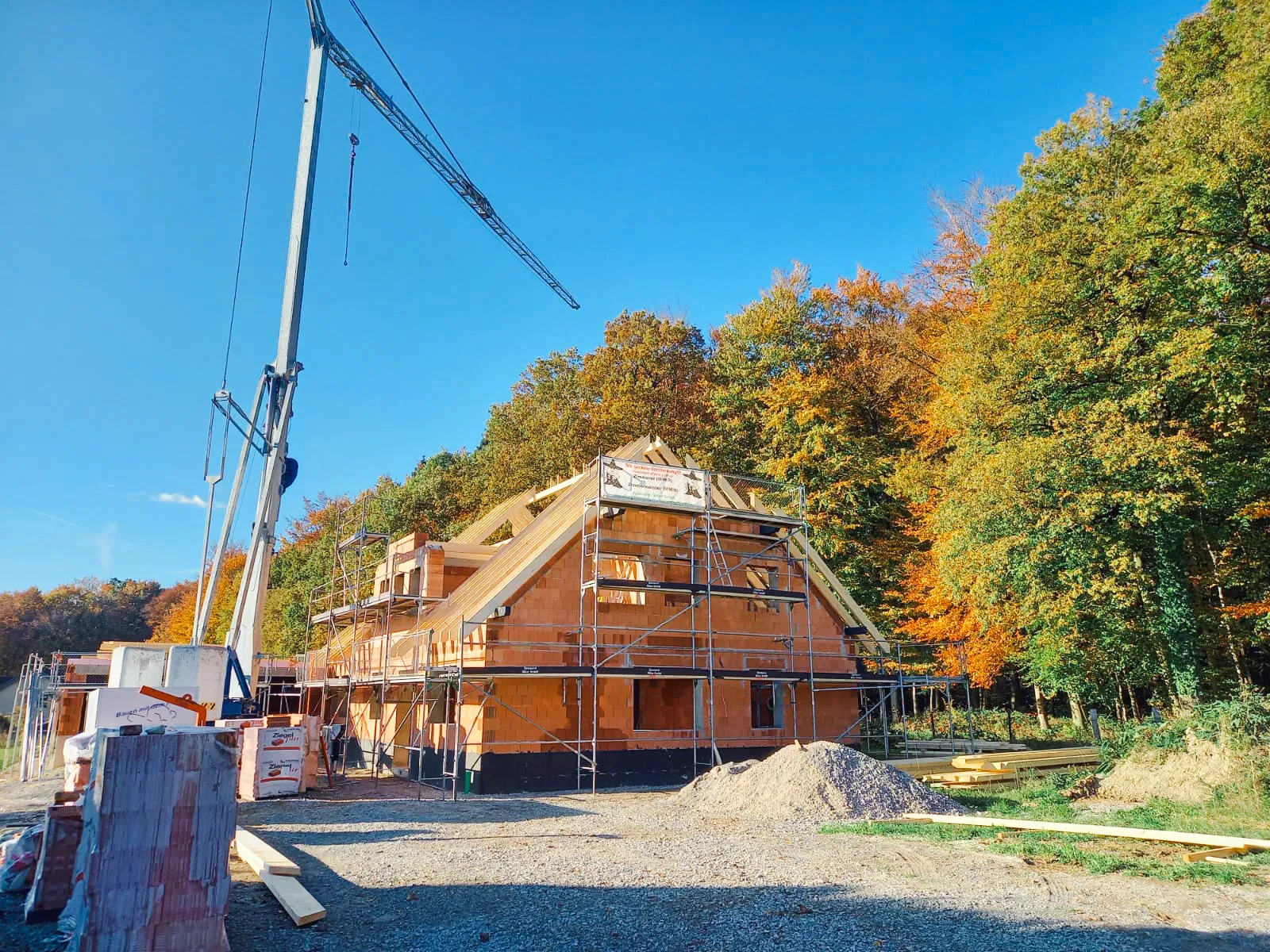 Rohbau Einfamilienhaus mit Dachstuhl in Meerhof, Bauunternehmen Dülme Bau Marsberg